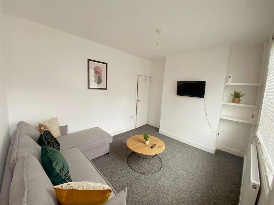 3-Bed Home From Home, Sleeps 6, Great For Contractors, Close To Gulliver'S Valley Theme Park, Free Parking, Hot Tub, Couple Retreat Sheffield Exterior photo