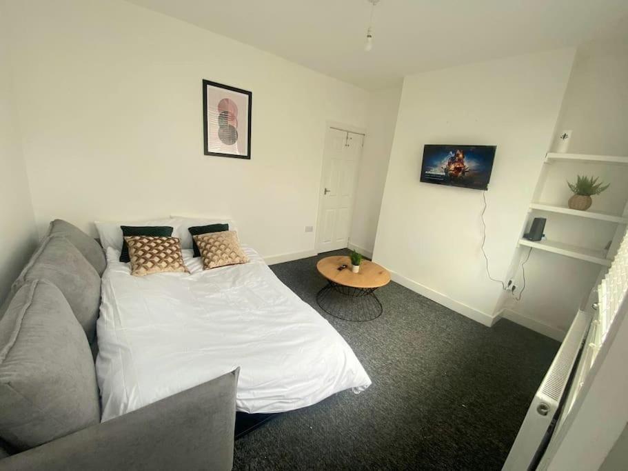 3-Bed Home From Home, Sleeps 6, Great For Contractors, Close To Gulliver'S Valley Theme Park, Free Parking, Hot Tub, Couple Retreat Sheffield Exterior photo