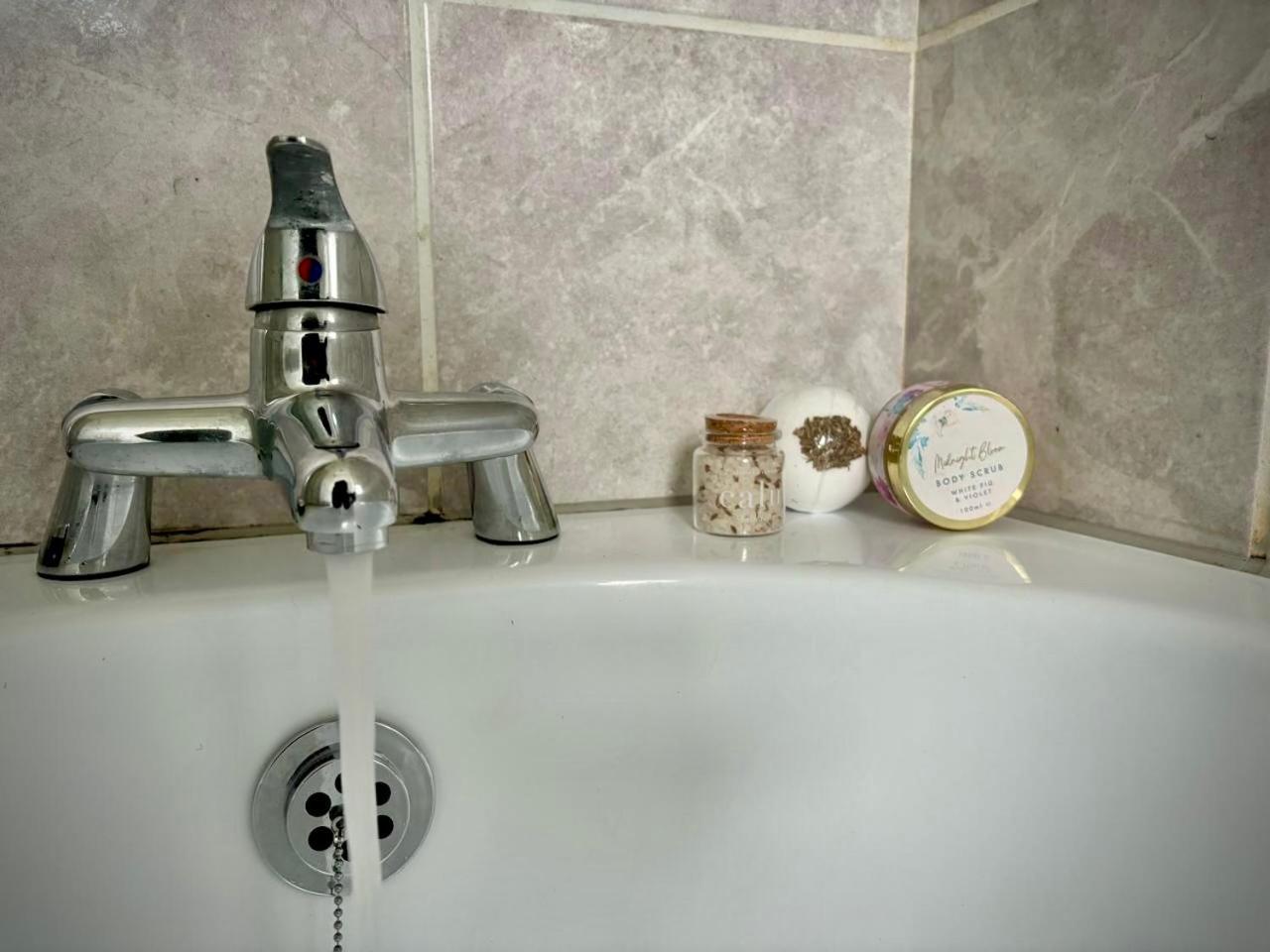 3-Bed Home From Home, Sleeps 6, Great For Contractors, Close To Gulliver'S Valley Theme Park, Free Parking, Hot Tub, Couple Retreat Sheffield Exterior photo